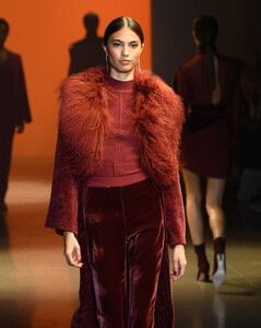 164615790_CushnieRunwayFebruary2019NewYorkFashionv9_ou63ng9Px.thumb.jpg.f6c537801eedca7fe3f13aa598fec89f.jpg