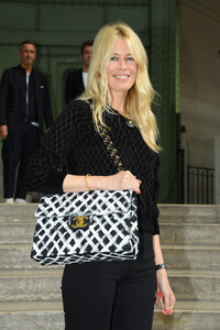 Claudia+Schiffer+karl+Ever+Le+Grand+Palais+XULGt7uoFY-x.jpg