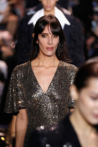 1675946696_MichaelKorsCollectionFall2019RunwayShowOR2H_pb4qh0x.thumb.jpg.c2b741f021fca12f5c846abe89b22d28.jpg