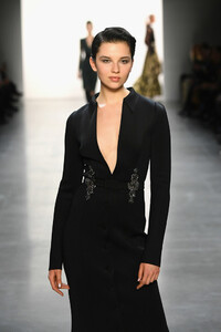 1679759752_BadgleyMischkaRunwayFebruary2019NewYorkTGk8dviioWIx.thumb.jpg.c5ad6de51e73f11b0c48dacc91659fd1.jpg