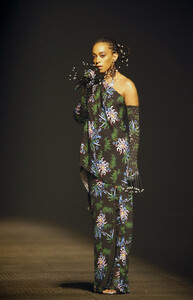 1722770112_SolangeKnowlesKenzoRunwayParisFashion1clkiRGSNwbx.thumb.jpg.27f9eb3cfb524aec2df9407bb9a22c7b.jpg