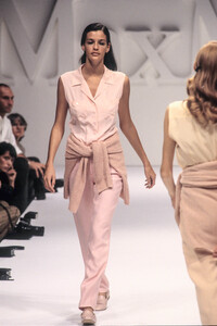 1723590153_MaxMara1995WomenRTW23.thumb.jpg.bb06329bf07d46b0f2041bfdd70e7581.jpg