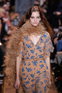 173943588_MichaelKorsCollectionFall2019RunwayShowopOgzuomvOIx.thumb.jpg.480f43317c3cdc0e14de33587086e0a6.jpg