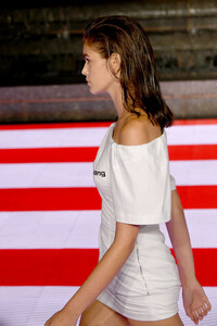 1742620752_KaiaGerberAlexanderWangCollection1RunwayRAJQfqbtdPux.thumb.jpg.cb05cde8c96df30f24ec46586dc03c9a.jpg