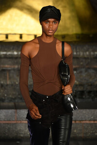 1750508921_AlexanderWangCollection1RunwaySfmPnXwyDw5x.thumb.jpg.e14ce13ca2a4930e4131308ba211d1df.jpg