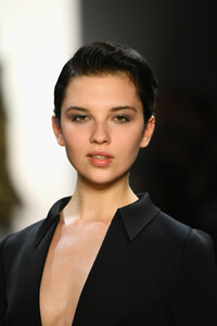 177641277_BadgleyMischkaRunwayFebruary2019NewYork3tsnE0lAkJdx.thumb.jpg.37183f8008f8180d1df47aa1755db366.jpg