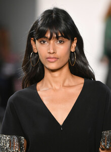 1778435537_ElieTahariRunwayFebruary2019NewYorkVmPu4XAkL5cx.thumb.jpg.207941cffa7c6cf7f98897e62feaec6f.jpg