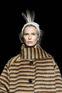 1787649076_MarcJacobsFall2019ShowRunwayGBk7qNZ51CJx.thumb.jpg.f5bd87c9730efd961778a68e62e85dde.jpg