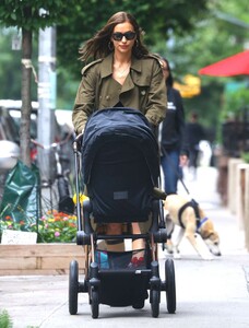 1790143532_Irina-Shayk-Out-in-New-York-02.thumb.jpg.fe4ad528809536a98aa444fea1a8c14e.jpg