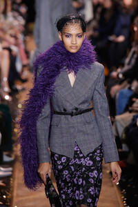 1791624829_MichaelKorsCollectionFall2019RunwayShownm7Z6oGgNRUx.thumb.jpg.f6085d111eb3a2fa1872ab35fb5d97ee.jpg