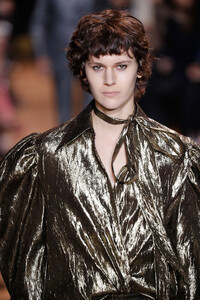 1792852393_MichaelKorsCollectionFall2019RunwayShowSYss5ux8RUIx.thumb.jpg.6c2385b71f8cf4f49646ef65d41bd7ff.jpg