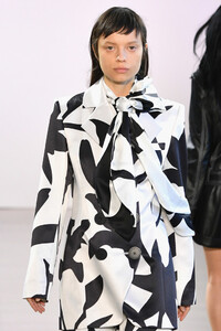 1794670238_ClaudiaLiRunwayFebruary2019NewYorkFashionlB4R74H3wImx.thumb.jpg.31e80b3e04c6bb2c01710e200b9904b2.jpg
