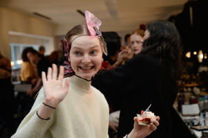 1799651221_SallyLaPointeBackstageFebruary2019NewLfWF_xkkbEcx.thumb.jpg.63b582253fc9d3d54f1a80b0edc7fa29.jpg