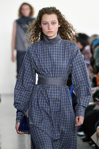 180127798_CalvinLuoRunwayFebruary2019NewYorkFashionhs_2eiDNb55x.thumb.jpg.18800bac07fd583acd9adfa859022423.jpg