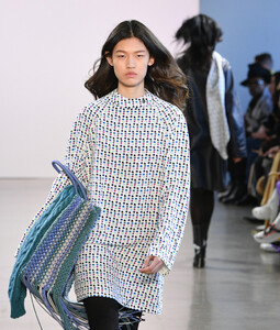 180679315_ClaudiaLiRunwayFebruary2019NewYorkFashiont7LkomXJx4xx.thumb.jpg.9205cd6fa5fbdbaa466a883f9f5a124d.jpg