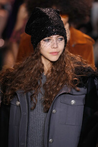 1810699768_MichaelKorsCollectionFall2019RunwayShowLCdjh3Ori5Jx.thumb.jpg.d67eaa8bcb8d8ac725b1b81adf173be4.jpg