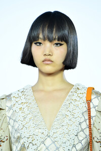 1811872875_MiuMiuClub2020RunwayH0tIg6-oeZtx.thumb.jpg.bf5b1c2ae918216e7de1537b3ab2697e.jpg