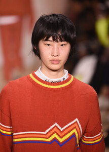 185924848_LiNingAutumnWinter2019ShowDuringNYFWDyymVjpBl9ex.thumb.jpg.6ae7054c0c66a3d9d176abe95d45b222.jpg