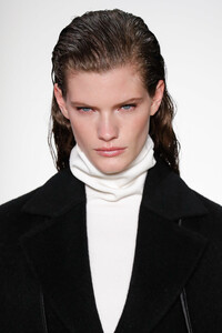 1861216683_HelmutLangRunwayFebruary2019NewYorkotIfTljR2CHx.thumb.jpg.93830f7087e2a29d1d3e7b5ea94568ef.jpg