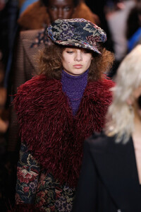 1861951012_MichaelKorsCollectionFall2019RunwayShow0kM-bO_ad7Fx.thumb.jpg.c96b102459e43a3fa3792787f854b997.jpg