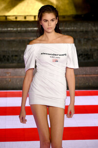 1865304646_KaiaGerberAlexanderWangCollection1Runway4ZzDGG910GTx.thumb.jpg.11afa06a860bda6896027fa27eddeddf.jpg