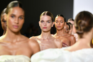 1871908587_CongTriRunwayFebruary2019NewYorkFashionmyaQGLQwKQXx.thumb.jpg.05a68766f51e910f58b5dfea87286b30.jpg