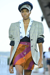 1885260747_MiuMiuClub2020RunwayQUudVU8RirLx.thumb.jpg.bbfe775217ffe5cb84842aac6712ae77.jpg