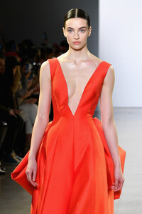 1892732993_CongTriRunwayFebruary2019NewYorkFashionjhcWsz-onpjx.thumb.jpg.66de8817c11f343c3d5b19e209edc3a8.jpg