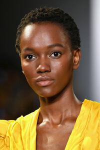 1904287183_CongTriRunwayFebruary2019NewYorkFashionZExkS1UwJrIx.thumb.jpg.2e0eb5f20ce79f981a4b12ae0c421852.jpg