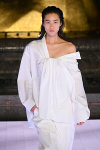 1907397708_AlexanderWangCollection1RunwayiWt-AzhLBe4x.thumb.jpg.9dc478e39a2be47407d1dced89104902.jpg