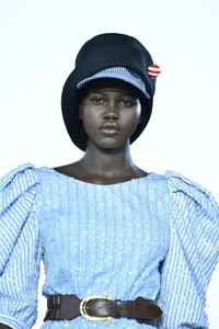 1913381543_MiuMiuClub2020RunwayN8FXn3NoQxAx.thumb.jpg.8a79f4a26e86fe12371dd5e83c025ece.jpg