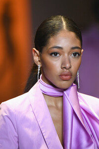 1927595553_CushnieRunwayFebruary2019NewYorkFashionb21CldzAnmVx.thumb.jpg.8301f66d02e99eab1855bedcd3fb6449.jpg