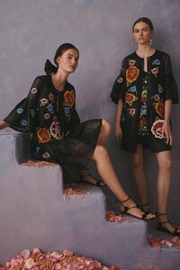 1935412081_00013-Caroline-Herrera-Resort-2020(1).thumb.jpg.c385c4ac4f612b9644a6e76bf36b6d27.jpg