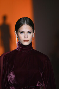 1936240766_CushnieRunwayFebruary2019NewYorkFashionFKW_JlSCEcsx.thumb.jpg.1bba2b15caaa315cfd15d7329b524b4d.jpg