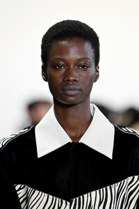 1943310858_CalvinLuoRunwayFebruary2019NewYorkFashionMr0Ig8JZBKix.thumb.jpg.8f41613f1ca1bb2b314b2875406b054f.jpg