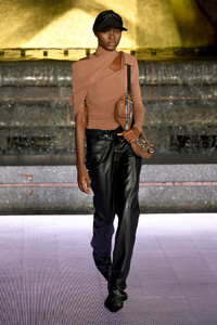 1962854672_AlexanderWangCollection1RunwaycJJQto_nERZx.thumb.jpg.2b9809e7a54a6477fb128a13f795b351.jpg