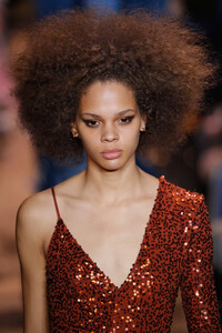 1991007390_MichaelKorsCollectionFall2019RunwayShowgxDNlT3tUtkx.thumb.jpg.5258cfe2e556182fe271b3144fbd7a4f.jpg