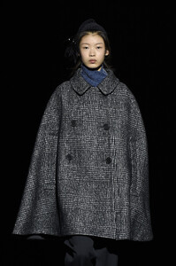 1993449616_MarcJacobsFall2019ShowRunwaybzNvUJG8kmGx.thumb.jpg.203d907b40110031c6c8232ae8df6be5.jpg