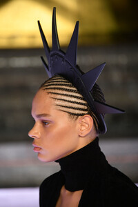 1997563101_AlexanderWangCollection1Runwayej7s0IArSxfx.thumb.jpg.dd4089f7cb04e8b2b41634e87a4d9488.jpg