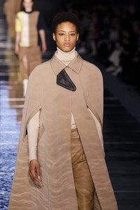1998534995_BOSSWomenswearMenswearRunwayFebruary2019sSc7ar9Cfetx.thumb.jpg.adc43663bcbf4b87bf35b5dc2abc028e.jpg