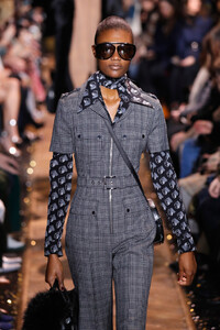 2025592495_MichaelKorsCollectionFall2019RunwayShowq3kIGT-QGNfx.thumb.jpg.2d44390fa86cfa657f376ee6fe0da8cf.jpg