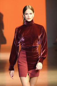 2027554728_CushnieRunwayFebruary2019NewYorkFashionQxotiW7lUFYx.thumb.jpg.a0314f5fa5612be6db37b9b9ae8c3b0d.jpg