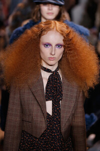 2037843288_MichaelKorsCollectionFall2019RunwayShowrttKor4_RHex.thumb.jpg.de6d3595c4d944937bb14d15456d9437.jpg