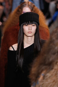 2041380458_MichaelKorsCollectionFall2019RunwayShowlQ_q2E9Ug3ax.thumb.jpg.e7c0667e3b415597477bd51746981384.jpg