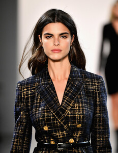 204635843_ElieTahariRunwayFebruary2019NewYorkSfWq0T1iidGx.thumb.jpg.ef6fe0b4dfab8f22d17bfaaacca9b79f.jpg