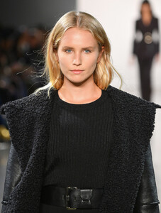 2048098529_ElieTahariRunwayFebruary2019NewYork_3erzn6LEGIx.thumb.jpg.fb5ce555f7cf0672c11e8032cc3d8281.jpg
