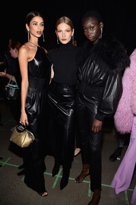 2051125144_CushnieBackstageFebruary2019NewYorkFashiongc-iZChESKsx.thumb.jpg.e35c3b69b7513dc32c3f90c21560a8f6.jpg