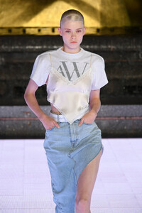 2055636282_AlexanderWangCollection1Runway_TRMG_3mCHyx.thumb.jpg.da7dfb4a08a1adaa56904c101902491e.jpg