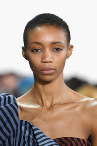 2057115184_CalvinLuoRunwayFebruary2019NewYorkFashiongVbCtpXelQ5x.thumb.jpg.1f83ff645fb4e36a962f6a62f8fb46ab.jpg