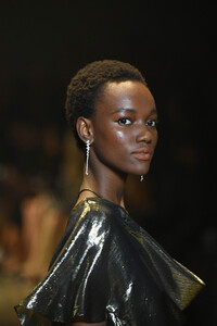 2057236582_CushnieRunwayFebruary2019NewYorkFashionEuf_Hh0DYWSx.thumb.jpg.c81272d2e289fb537c02909abddedefc.jpg